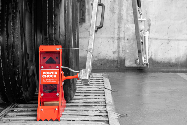 Le système de retenue POWER CHOCK® 5 retenant la roue du camion sur la plaque de retenue