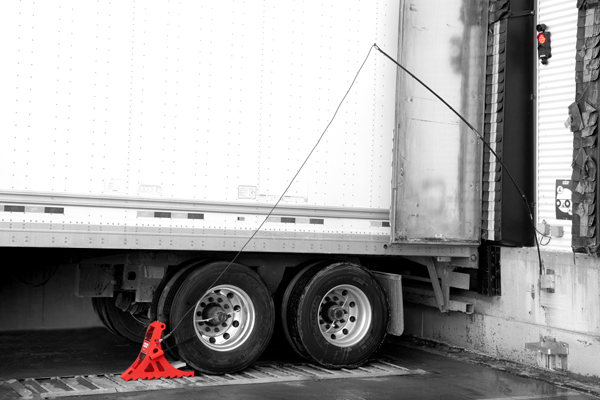 Un camion sécurisé par le système de retenue par la roue POWER CHOCK® 3 au quai de chargement