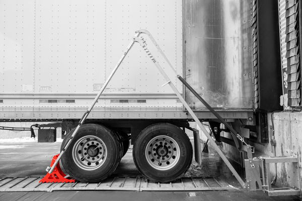 Un camion sécurisé par le système de retenue par la roue POWER CHOCK® 5 au quai de chargement